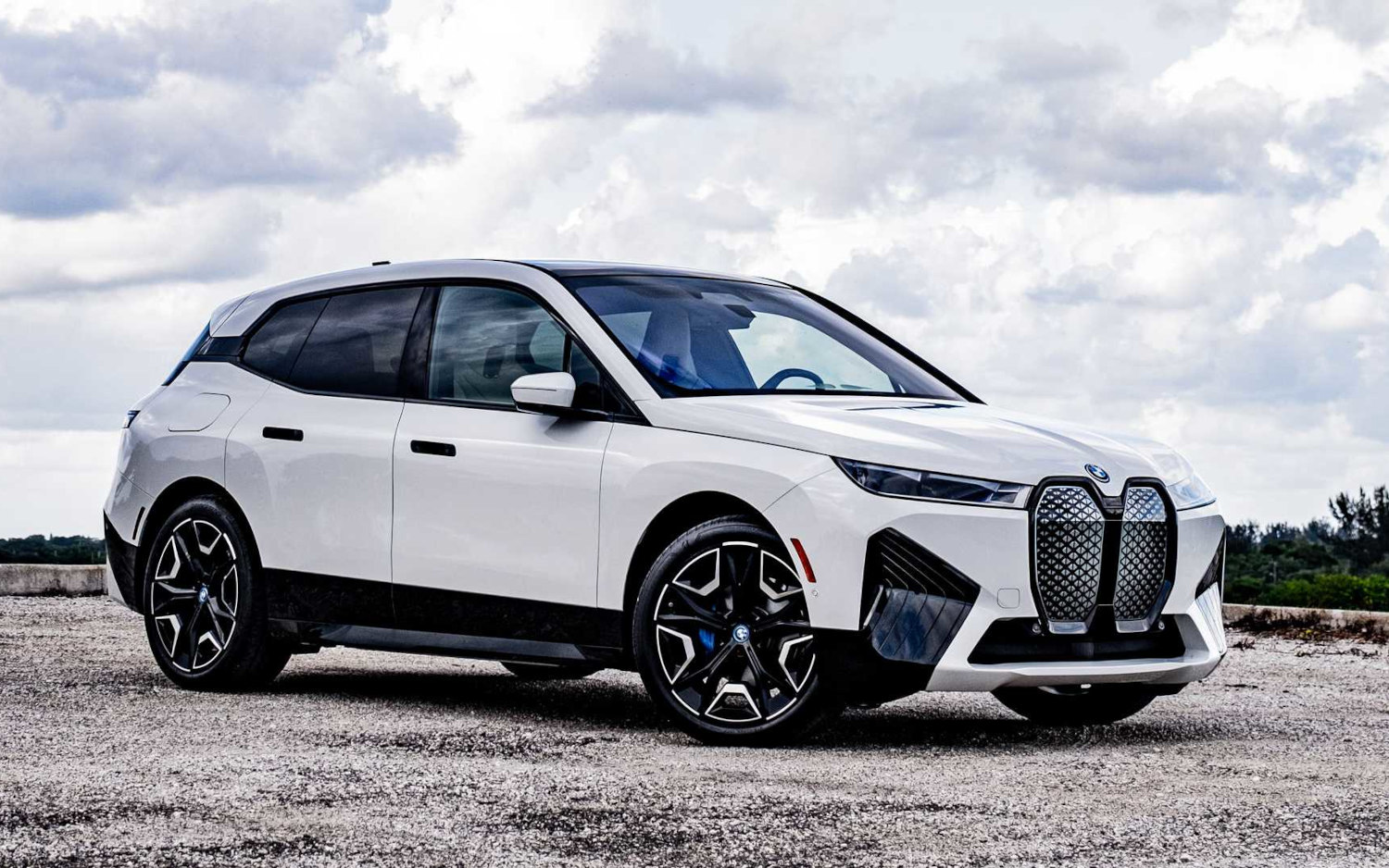 Comparison - Zeekr X Electric 2024 - vs - BMW iX xDrive50 2022 | SUV Drive